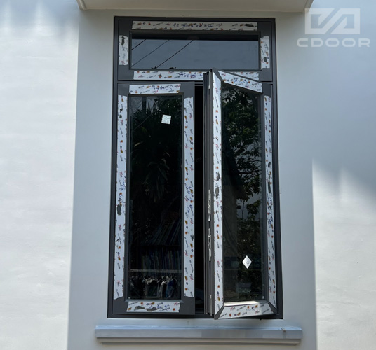 Tem nhôm PMA chính hãng trên bộ cửa do CDoor thực hiện