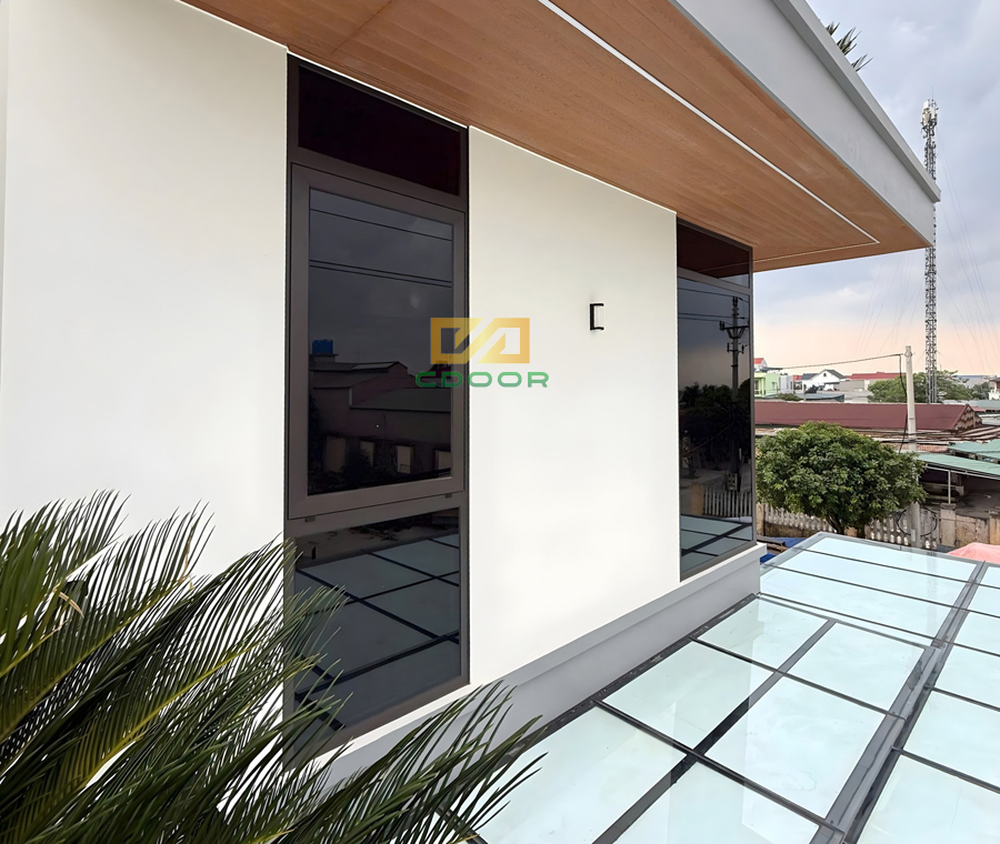 Cửa sổ mở hất 1 cánh kèm vách kính, kính cường lực màu xám khói