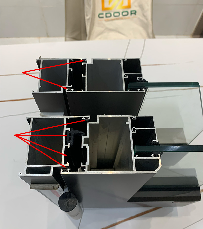 Cấu trúc rãnh C với 4 vị trí lắp gioăng (dưới) và cấu trúc hệ 55 thông thường (trên)