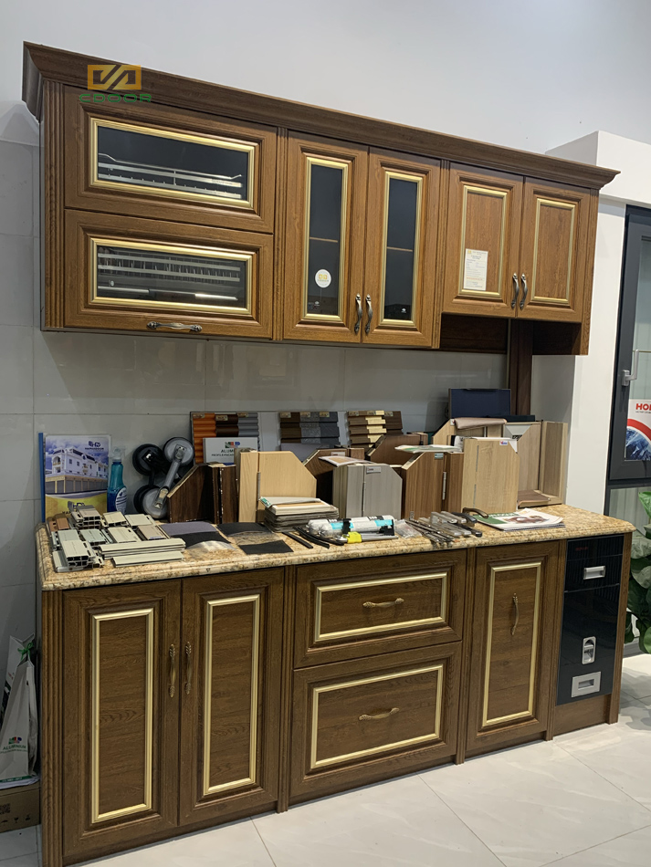 Mẫu tủ bếp nhôm tại showroom CDoor