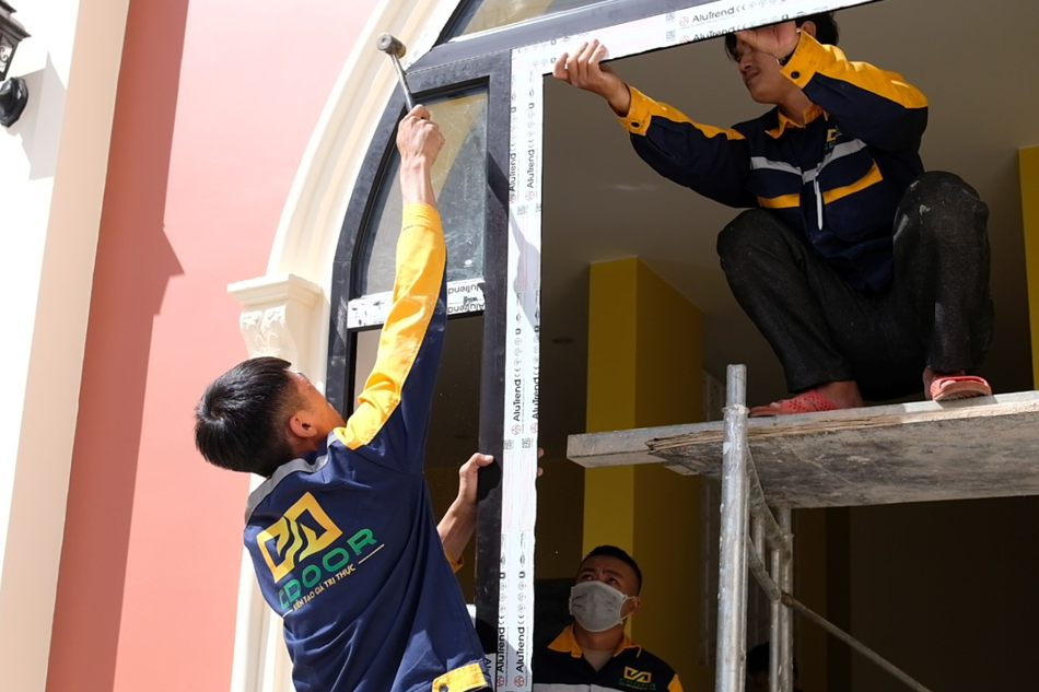 Đội ngũ kỹ thuật viên CDoor lắp đặt cửa nhôm AluTrend