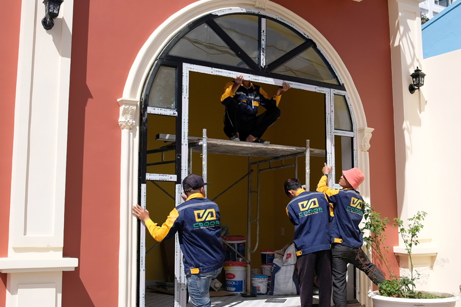 Đội ngũ CDoor thi công cửa nhôm AluTrend